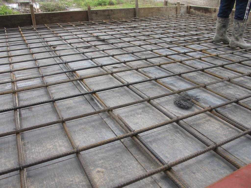 Close-up van wapening in een betonnen constructie