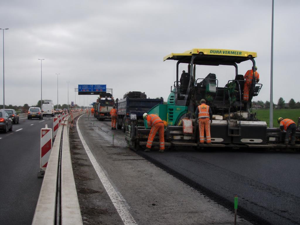 Luchtfoto van een wegknooppunt in aanbouw bij schemering